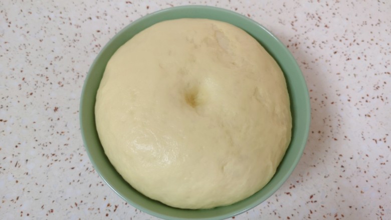 肉松牛角包,盖上保鲜膜常温发酵至两倍大。
