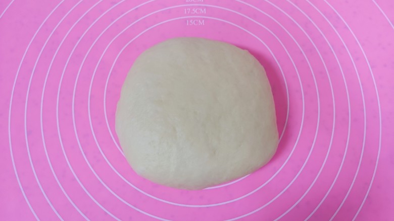 肉松牛角包,发酵好的面团取出拍打排气。