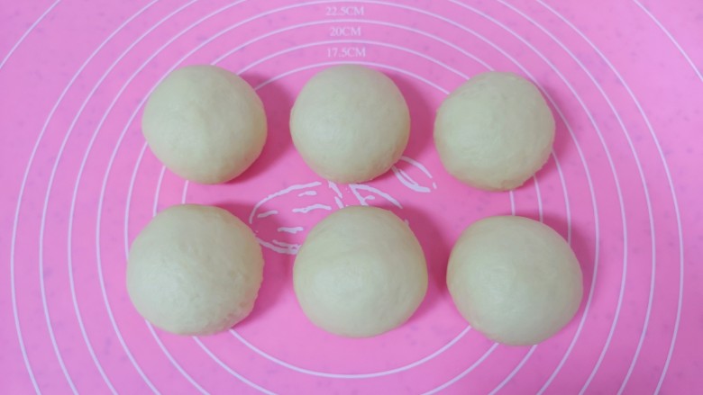 肉松牛角包,揉光滚圆盖上保鲜膜松弛15分钟。
