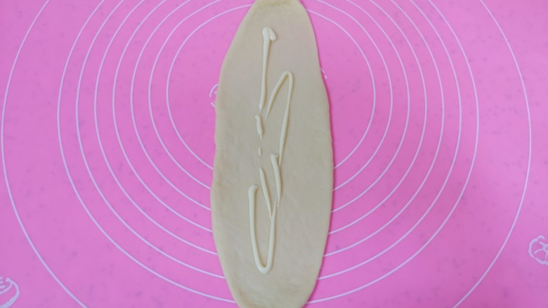 肉松牛角包,挤上<a style='color:red;display:inline-block;' href='/shicai/ 4856'>沙拉酱</a>,用勺子抹匀。
