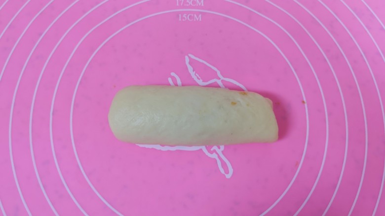肉松牛角包,卷起来,一个肉松面包卷生胚就做好了,以此方法做完剩下的面包面团。