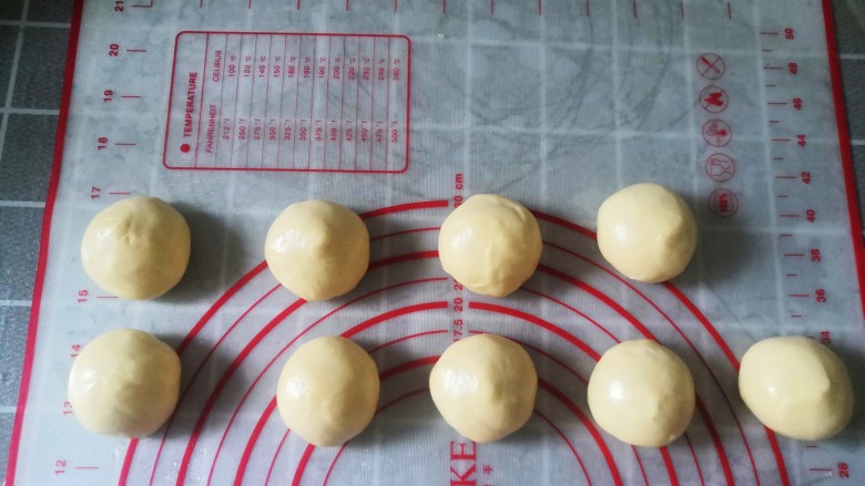 肉松牛角包,将面团平均分成9份,滚圆,静置十分钟