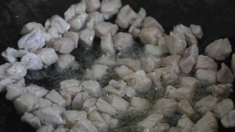 酱爆双丁,热锅凉油,倒入肉丁炒至变色