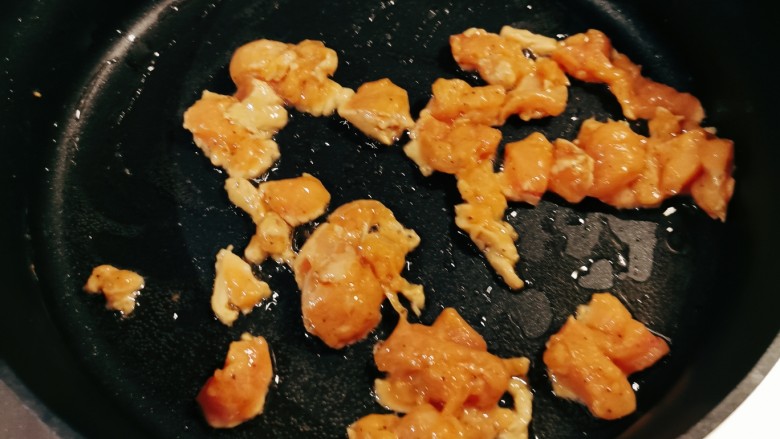 酱爆双丁,起油锅放入食用油,油热后放入鸡丁翻炒变色。