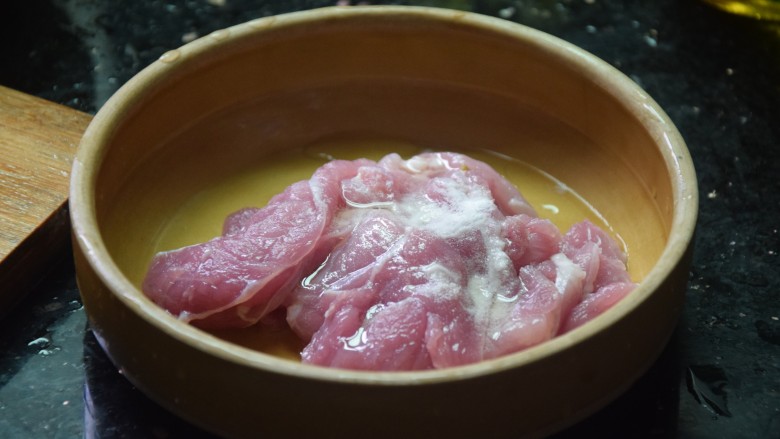 酸汤肉片,加入料酒和食用小苏打抓匀，腌制十五分钟