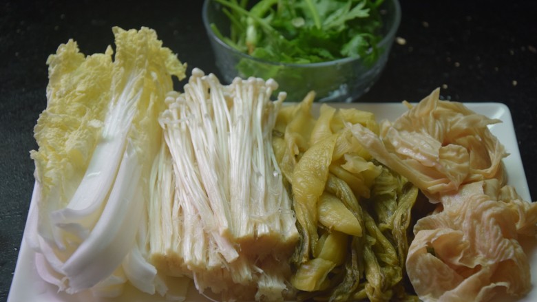酸汤肉片,其他食材分别切好,装碟备用