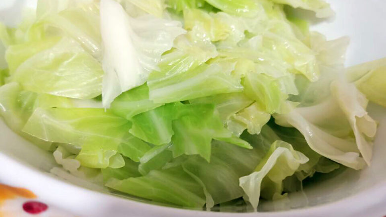 酸汤肉片,包菜与丝瓜,汆烫好后放入成品锅中