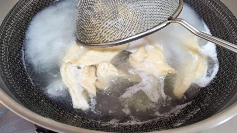 酸汤肉片,下水汆烫一下,也放进锅中(氽烫更卫生又去油腻)