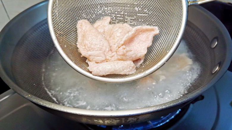 酸汤肉片,待肉片浮起来,就是熟了