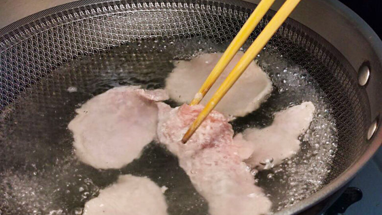 酸汤肉片,水锅8成热,下肉片