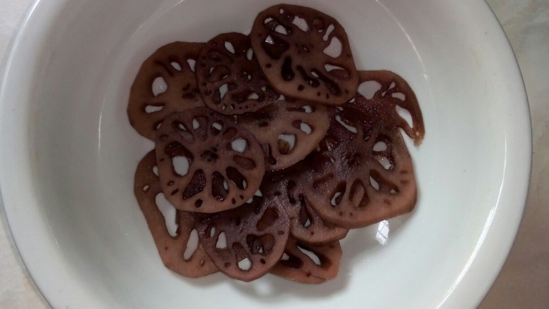 香烤鲫鱼,莲藕切片,烤熟入盘。