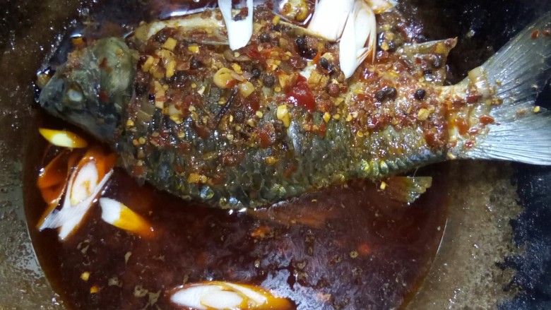 香烤鲫鱼,烤三十分钟后,鱼肉成熟。
