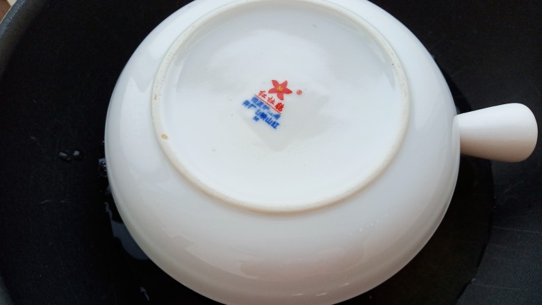 蟹棒蒸蛋,锅中烧水,水开后放入蛋液去蒸。