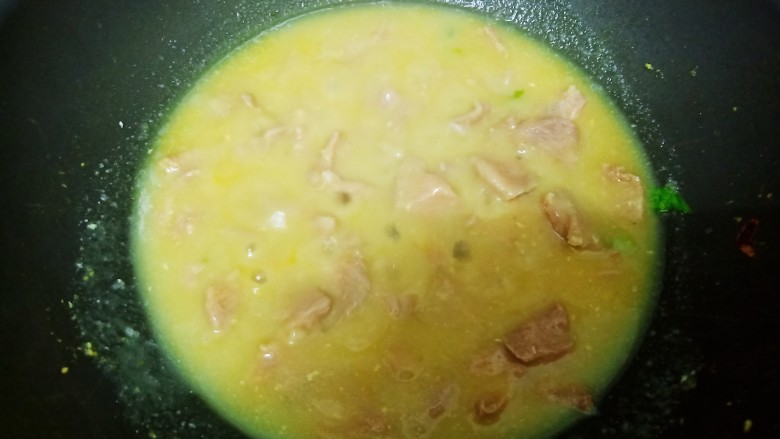 酸汤肉片,加入肉片快速滑散,煮一分钟左右即可。