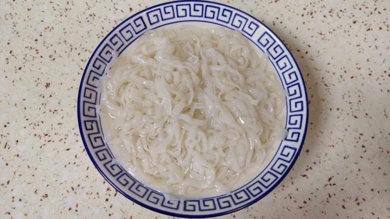 酸汤肉片,魔芋粉淘洗一下备用。
