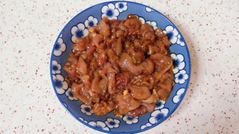 酸汤肉片,最后加入适量食用油搅拌均匀,腌制10分钟左右。
