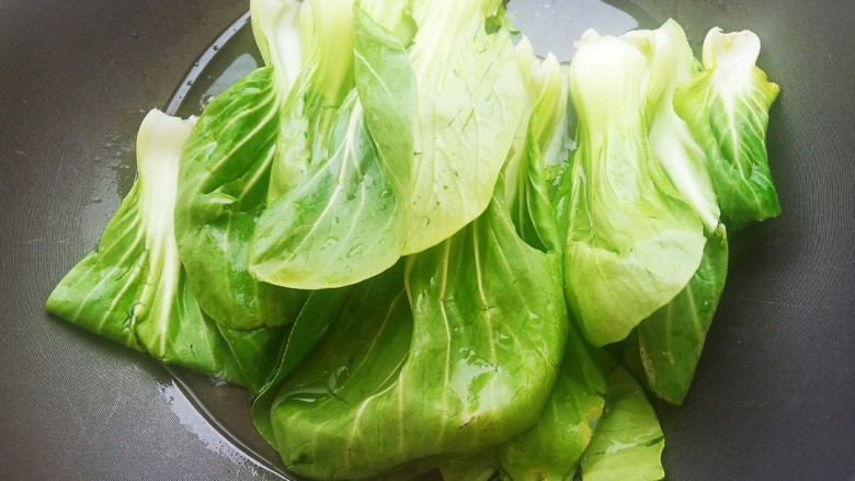 茄汁狮子头,锅中烧水,加入适量食盐和食用油,加入小油菜焯水。