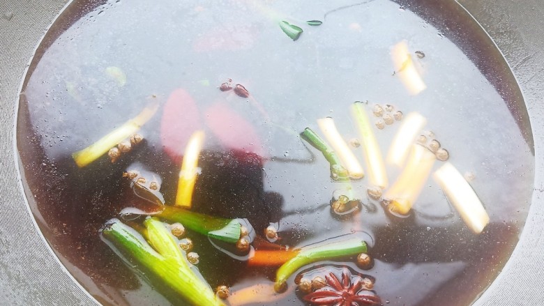茄汁狮子头,锅中放油,爆香葱姜蒜八角花椒,加入一勺老抽,2勺生抽,1勺蚝油,少许食盐,适量白