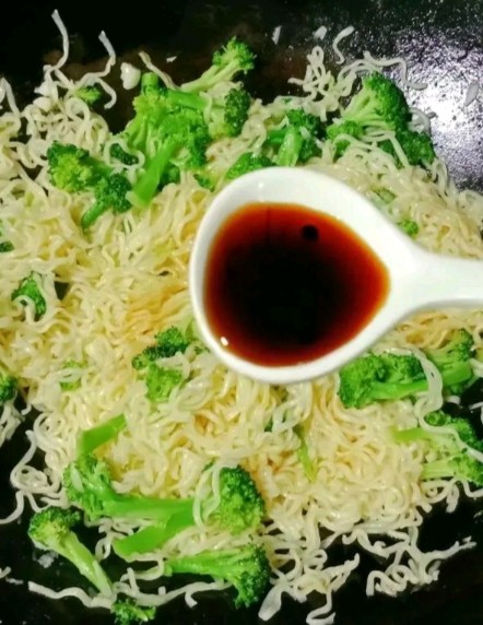 家常拌面,加入少许盐,两勺<a style='color:red;display:inline-block;' href='/shicai/ 788'>生抽</a>