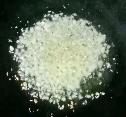 家常拌面,热锅下油,放入蒜末炒香