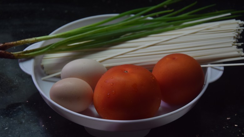 番茄鸡蛋面,准备好所需食材