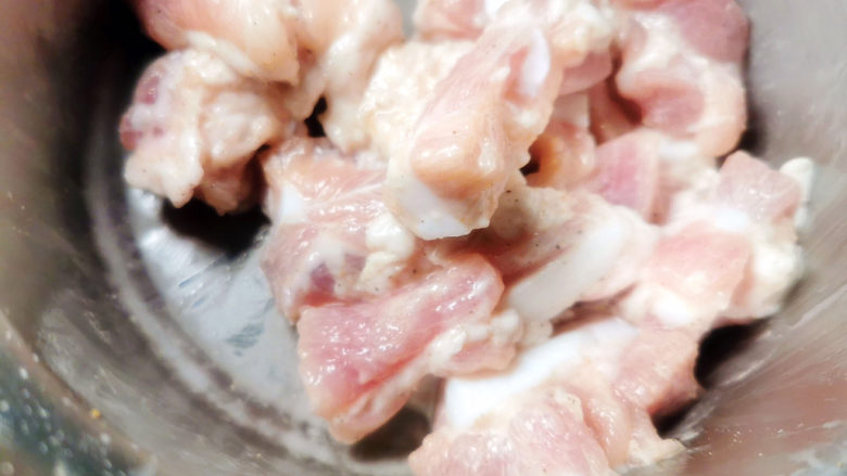 李子排骨,排骨加入腌料抓匀后,加入淀粉拌匀,静置半小时