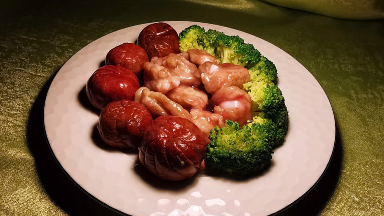 李子排骨,李子排骨装盘,两边用腌制的李子与西兰花装饰