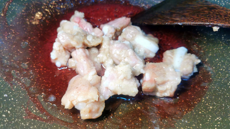 李子排骨,加入排骨,一起收汁