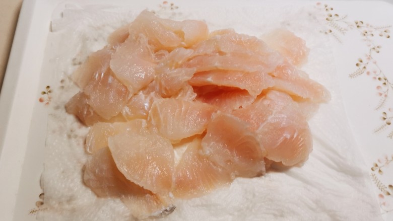 番茄炒鱼片,<a style='color:red;display:inline-block;' href='/shicai/ 372'>龙利鱼</a>切大片,放到吸油纸上,吸干水分。