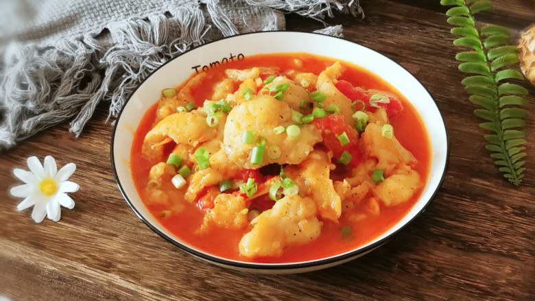 番茄炒鱼片,装盘食用,汤汁也鲜美。