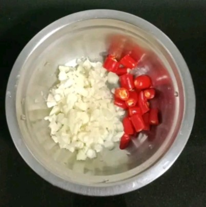 莴笋炒猪舌,大蒜切末,<a style='color:red;display:inline-block;' href='/shicai/ 82'>小米椒</a>切圈