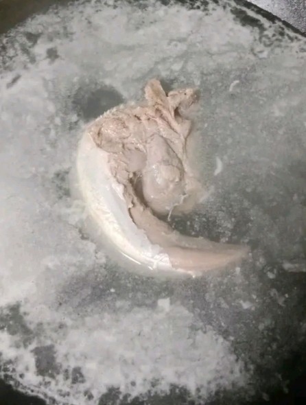 莴笋炒猪舌,水开放入<a style='color:red;display:inline-block;' href='/shicai/ 960'>猪舌</a>烫至发白,再把舌头表面的白色物刮干净