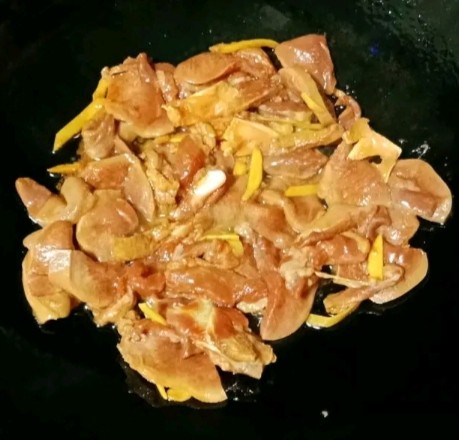 莴笋炒猪舌,热锅下油,放入猪舌