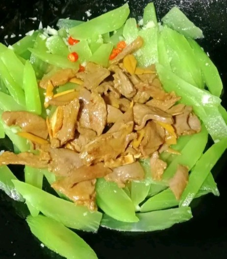 莴笋炒猪舌,放入猪舌,翻炒均匀即可