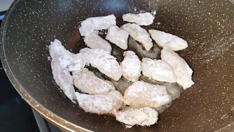 番茄炒鱼片,锅中下少许油,煎鱼片