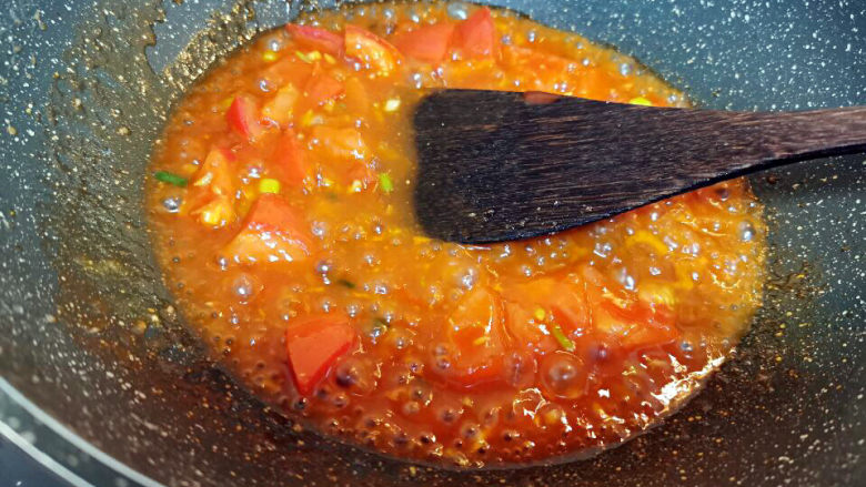 番茄炒鱼片,加少许水,糖,<a style='color:red;display:inline-block;' href='/shicai/ 699'>番茄酱</a>煮成浓稠状