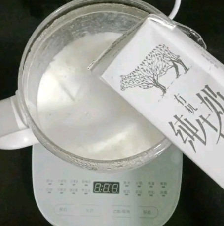 奶香水果燕麦粥 (宝宝辅食）,燕麦粥放置常温时倒入<a style='color:red;display:inline-block;' href='/shicai/ 13431'>纯牛奶</a>