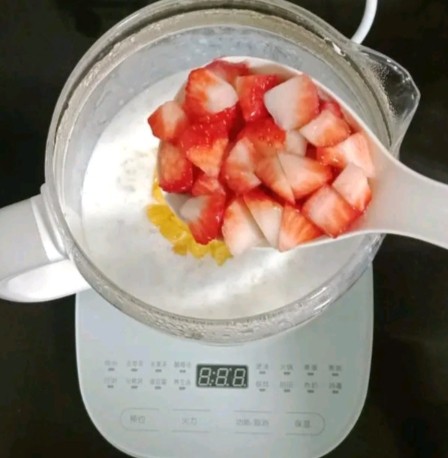奶香水果燕麦粥 (宝宝辅食),放入草莓丁,搅拌均匀即可