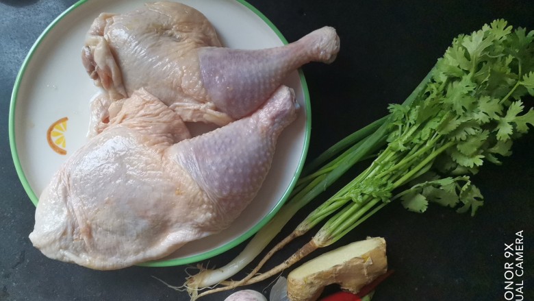 凉拌麻辣鸡丝,准备食材备用