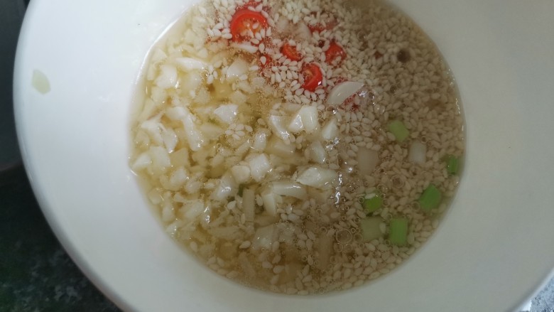 凉拌麻辣鸡丝,用热油泼一下激出香味