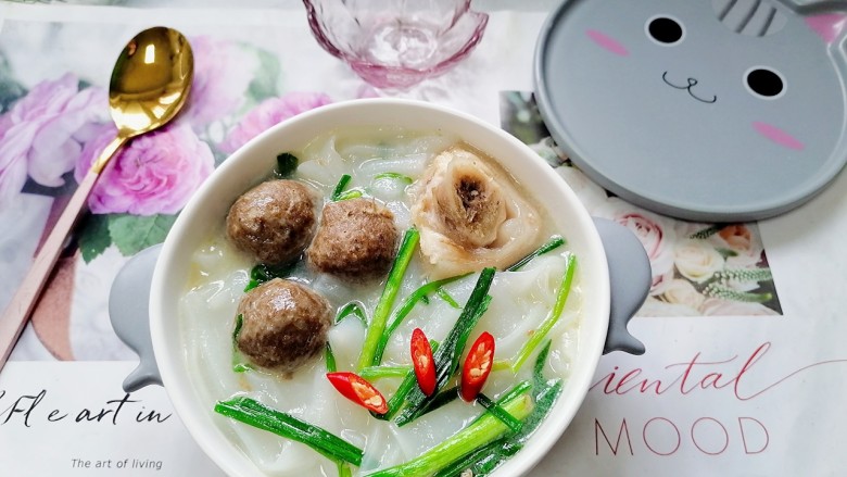 骨汤河粉,拍上成品图,一道鲜美无比的骨汤河粉就完成了。