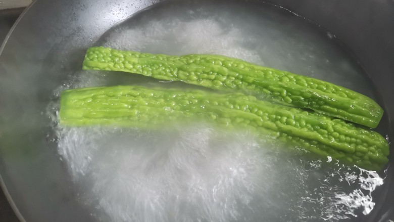 凉拌苦瓜丝,锅里烧水加入适量的盐和油,下入苦瓜焯水至断生