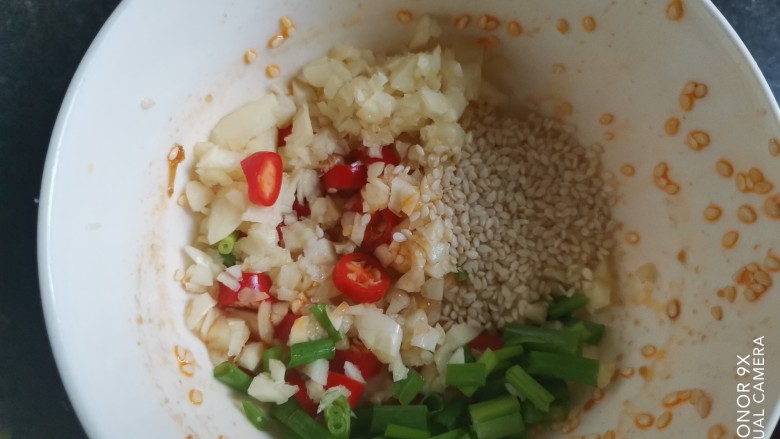 凉拌苦瓜丝,把蒜末,葱,小米椒,<a style='color:red;display:inline-block;' href='/shicai/ 678'>白芝麻</a>加入碗中