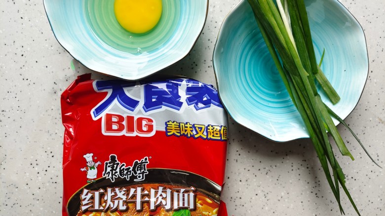 家常拌面,首先我们准备好所有食材(<a style='color:red;display:inline-block;' href='/shicai/ 6329'>方便面</a>的话,选择你自己喜欢的就行)