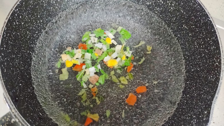 家常拌面,锅内煮适量清水,水开后,放入蔬菜料包