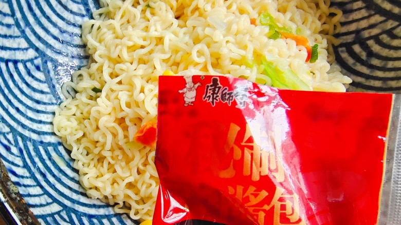 家常拌面,加入酱料包(调味料包就不要啦)