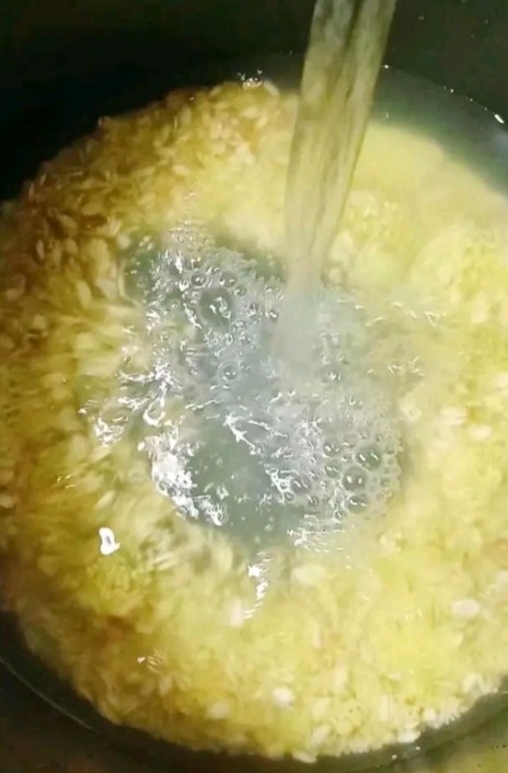 山药小米粥,加入适量清水