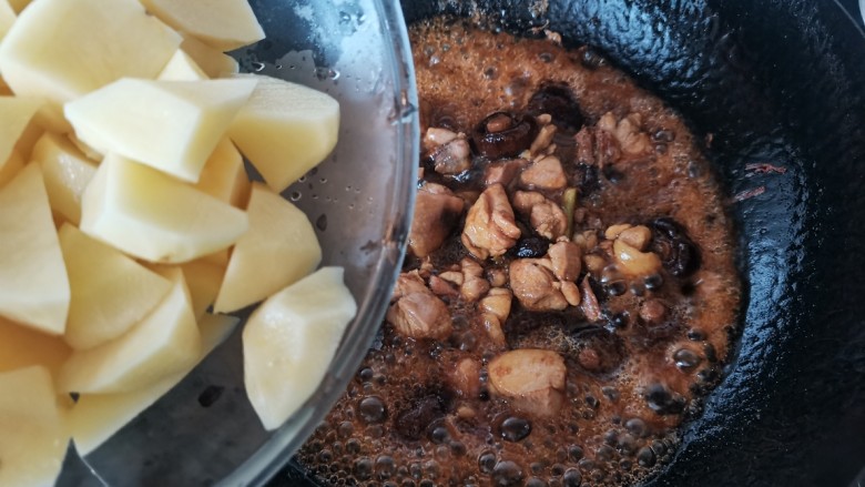 蚝油焖鸡腿,加入土豆,胡萝卜炒匀