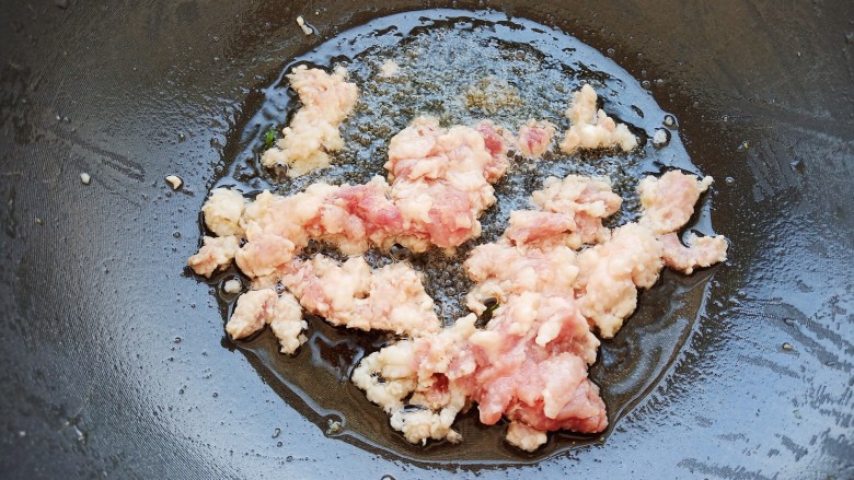 米饭杀手肉沫土豆,锅中烧油,加入肉馅炒至变色。