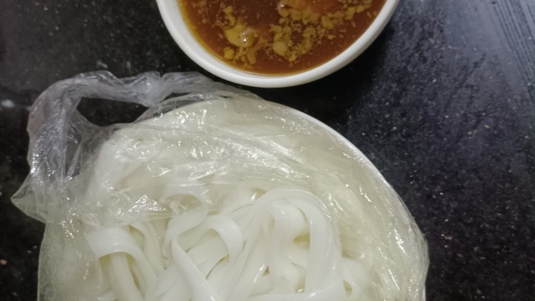 骨汤河粉,备好食材